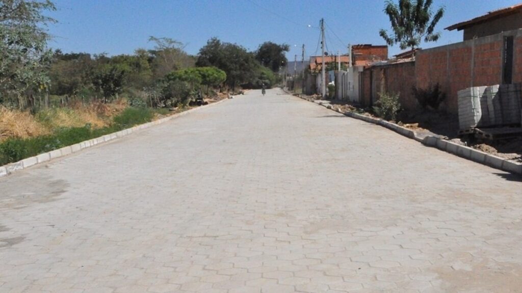 Obra de pavimentação em bloquete no bairro Morada da Lua de Baixo já está sendo finalizada