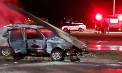 Veículo colide com poste de iluminação e pega fogo