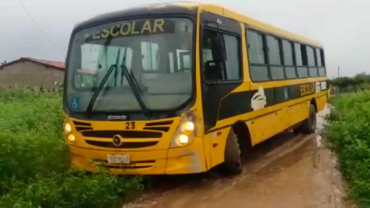 Ônibus escolar perde barra de direção e por pouco não acontece uma tragédia no interior da Bahia