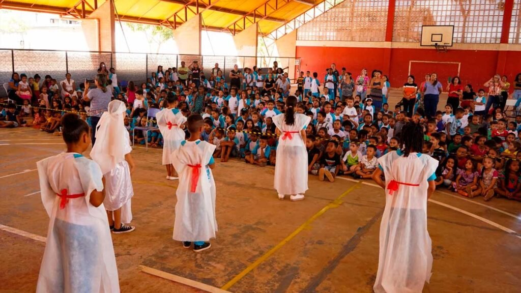 Exposição "Escola Limpa" reuniu trabalhos de alunos da Escola Municipal Aldori Luiz Tolazzi