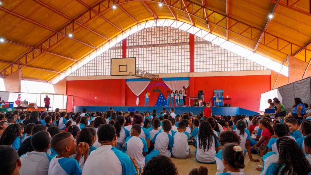 Exposição "Escola Limpa" reuniu trabalhos de alunos da Escola Municipal Aldori Luiz Tolazzi