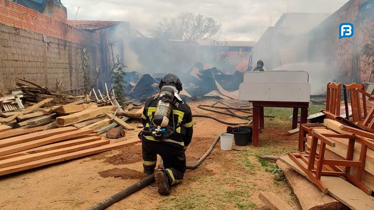 Incêndio em madeireira