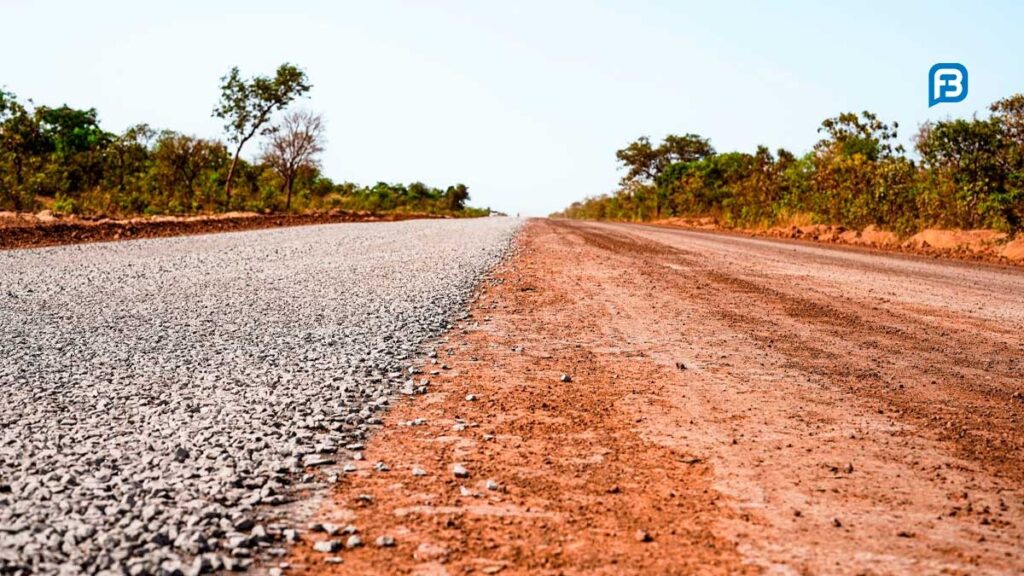 Obras de pavimentação avançam na estrada de acesso ao Aterro Sanitário de Luís Eduardo Magalhães