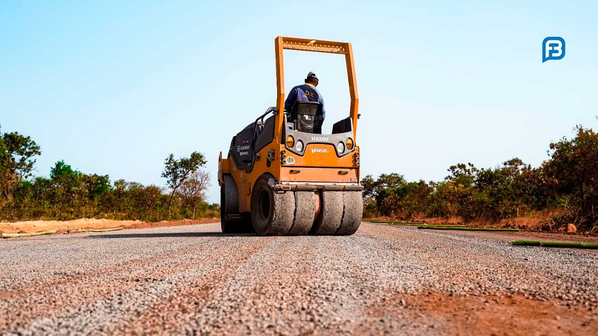 Obras de pavimentação avançam na estrada de acesso ao Aterro Sanitário de Luís Eduardo Magalhães