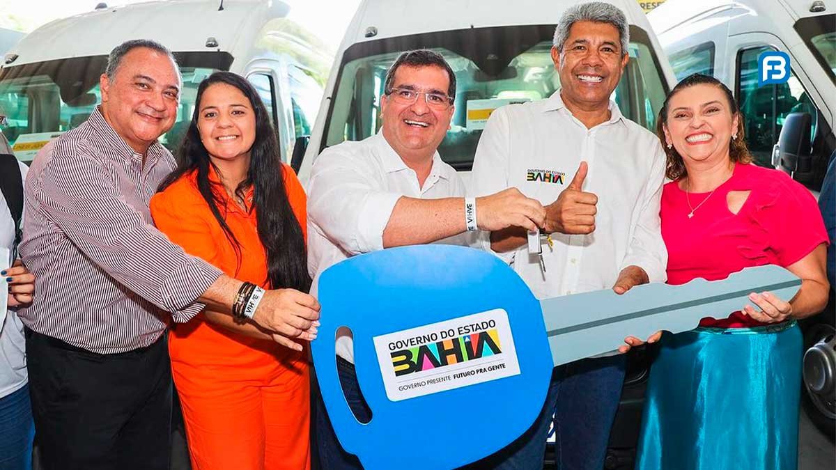 Antonio Henrique Júnior participa da entrega de 45 vans escolares