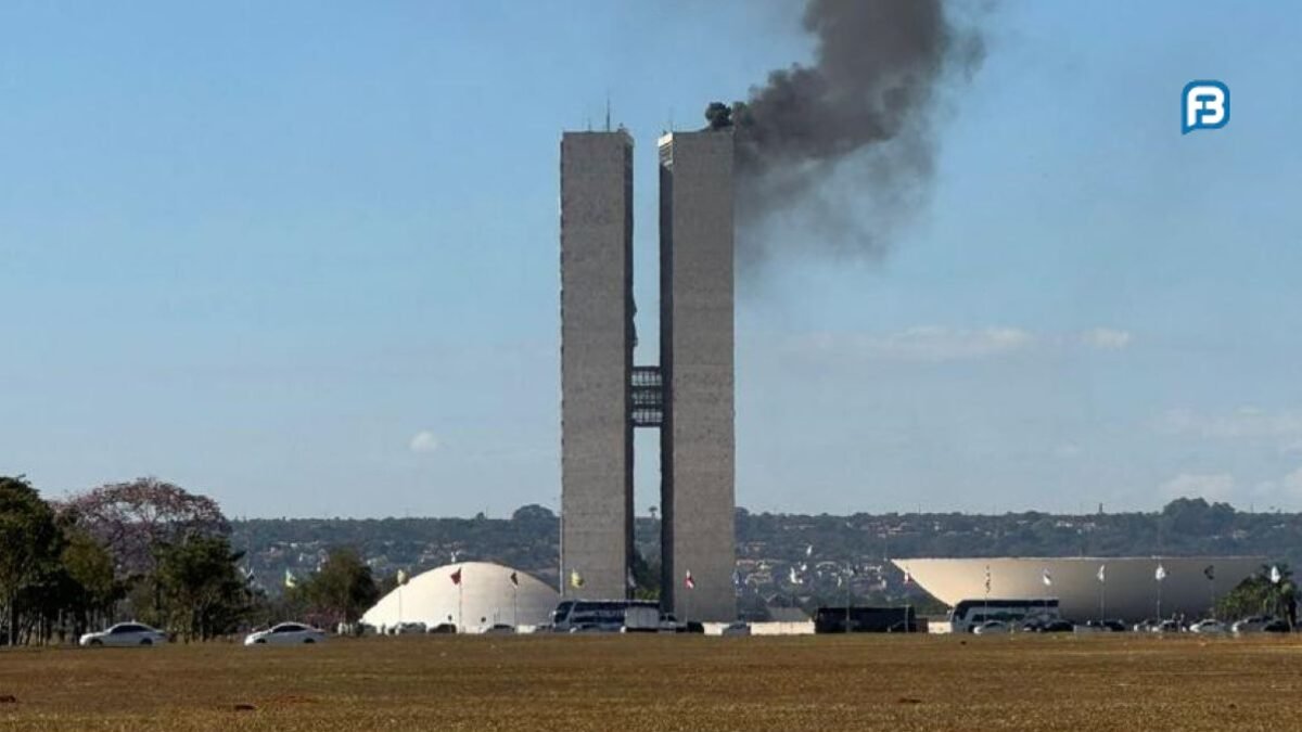 fumaça em torre do Congresso