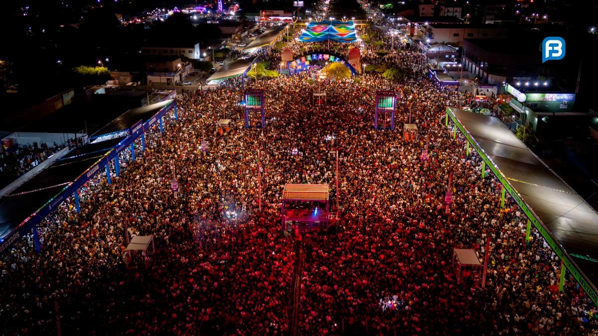Arraiá de LEM: Gusttavo Lima reúne 55 mil pessoas na festa - Show Bahia