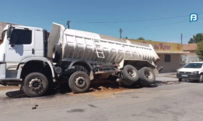 Caminhão caçamba tomba