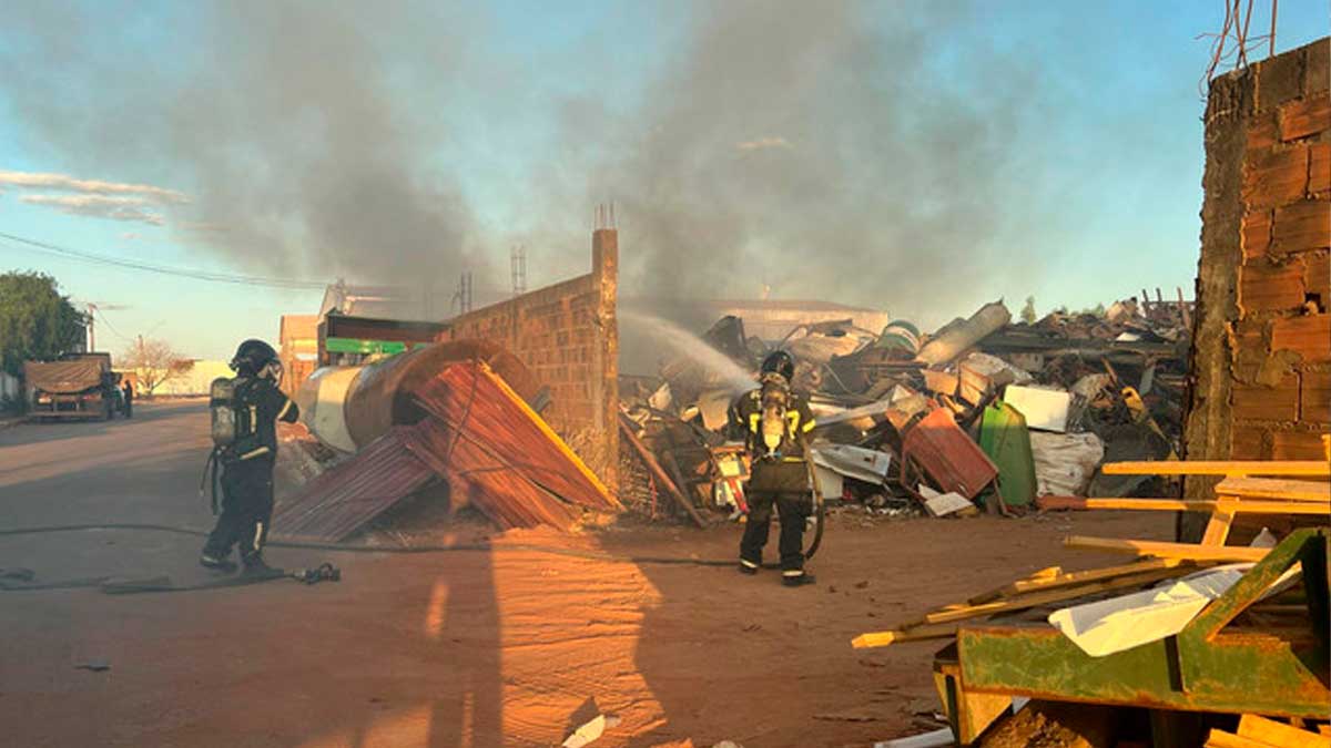 Incêndio em depósito de reciclagem