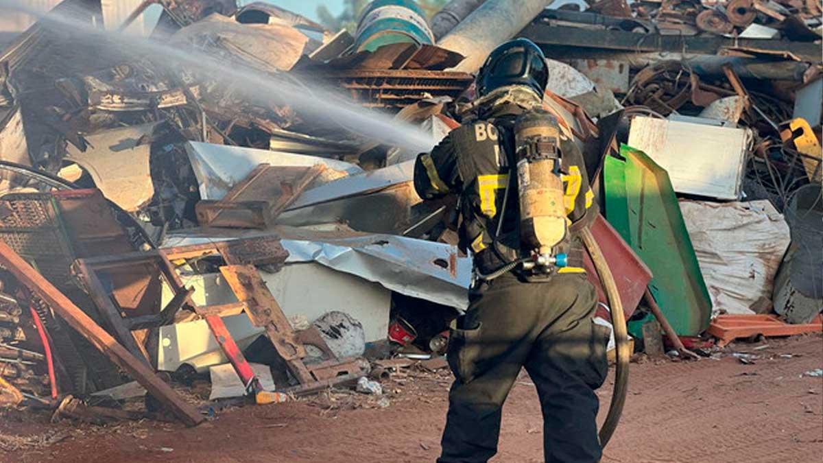 Incêndio em depósito de reciclagem