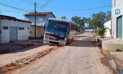 Ônibus cai em vala em Barreiras