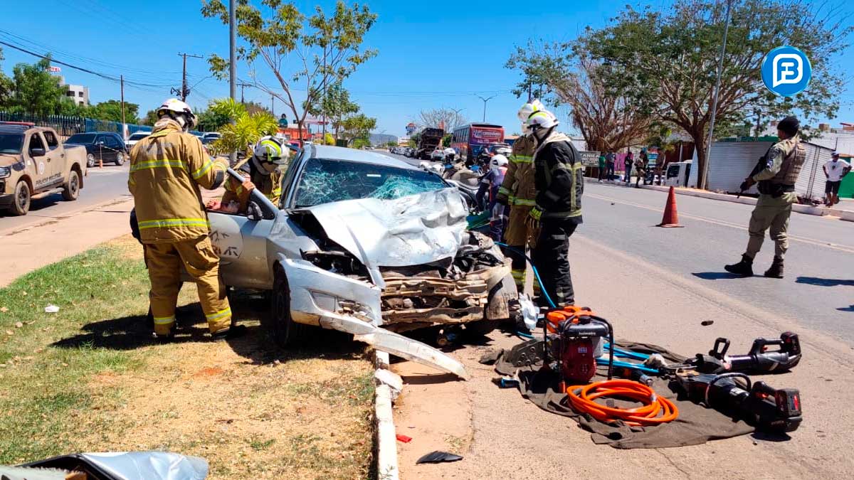 Colisão frontal deixa motorista preso às ferragens na BR-242