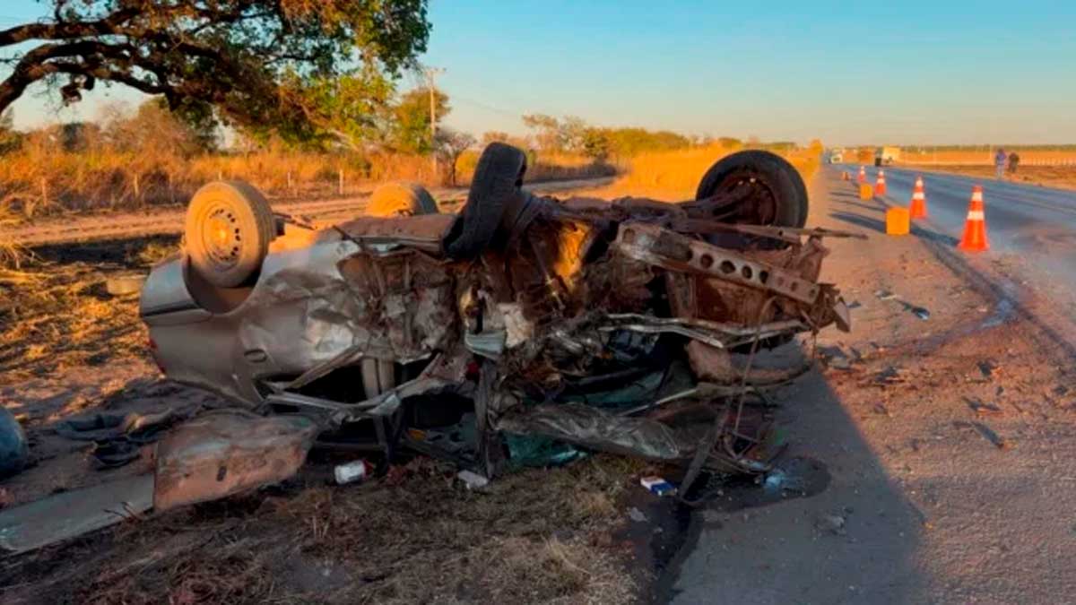 Acidente envolvendo carro e carreta deixa adultos e crianças feridos na BR-242