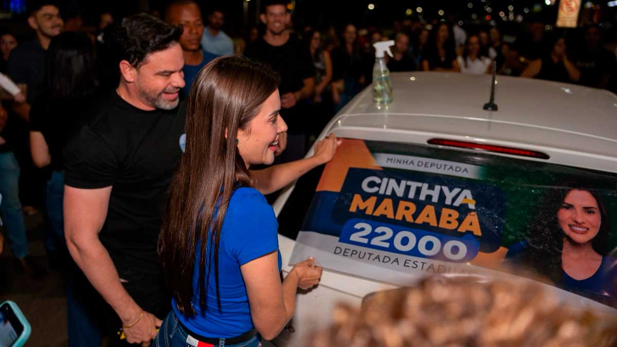 Cinthya Marabá inicia campanha com dois adesivaços simultâneos