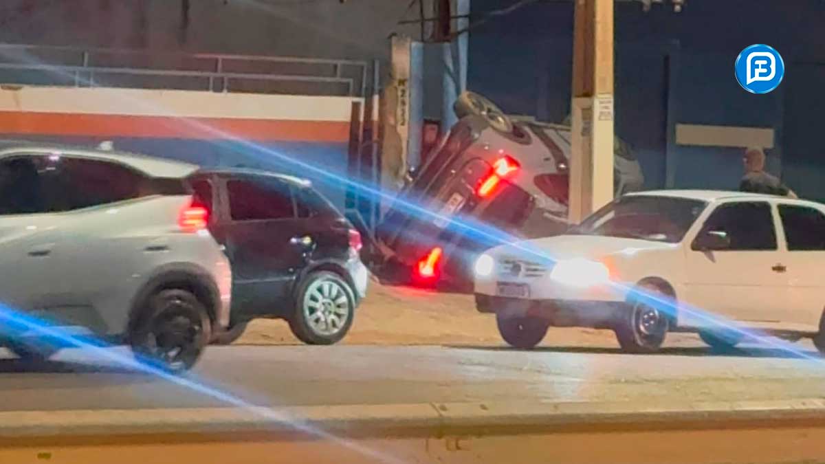 Carro capota na Avenida ACM em Barreiras