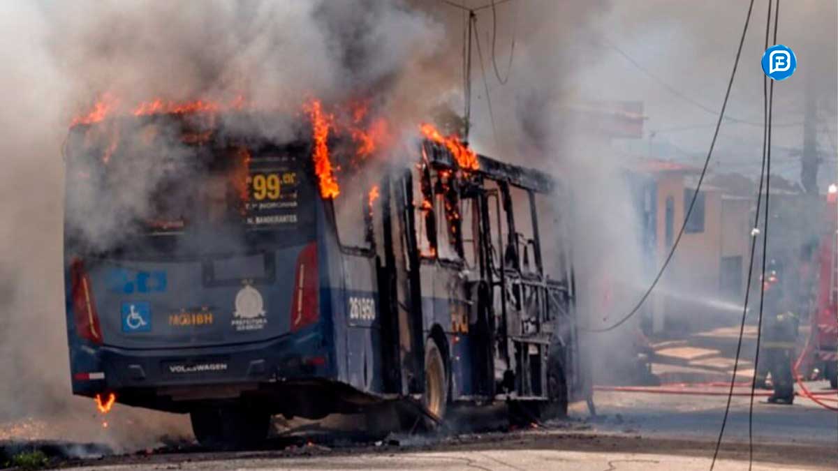 Incêndio destrói ônibus da VCB no ponto final da linha 6 em Barreiras