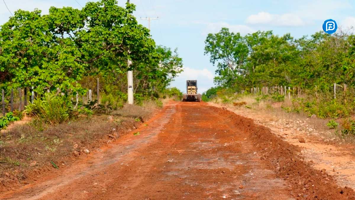 Barreiras faz manutenção de estradas em seis comunidades
