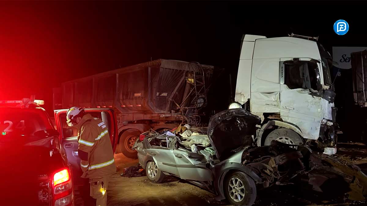 Colisão com bitrem parado mata motorista na BR-020