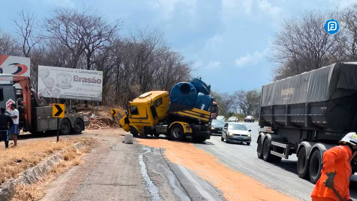 Óleo na Serra do Saco leva PRF a isolar trecho da BR-242