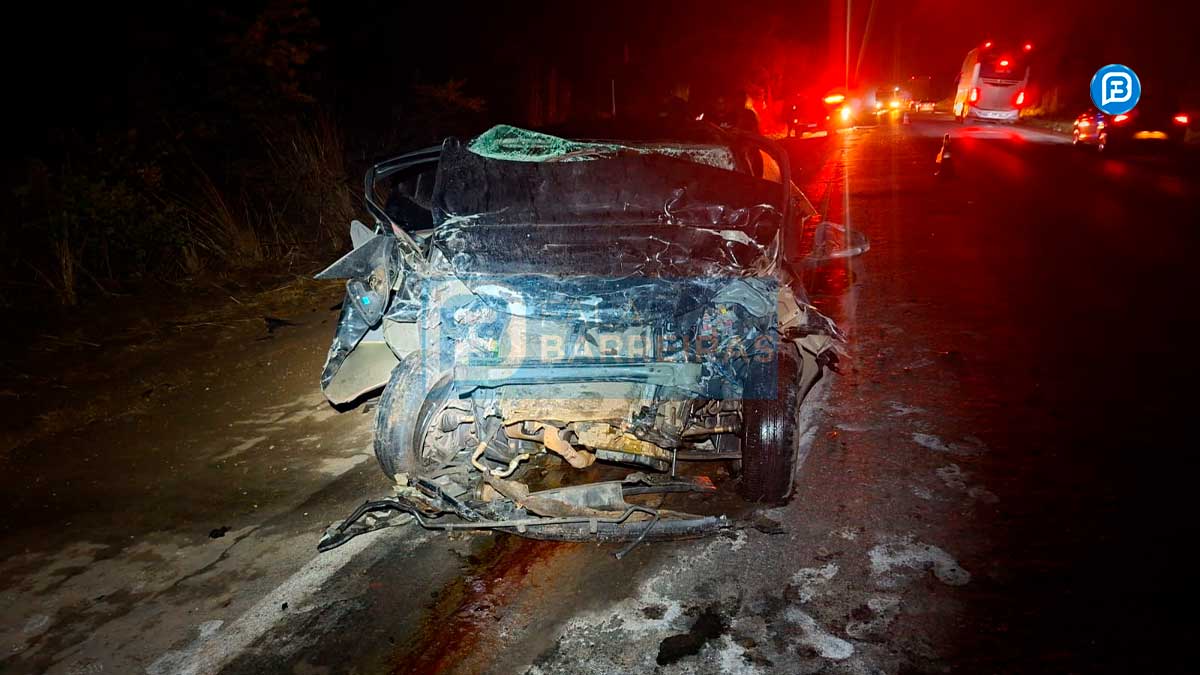 Colisão entre carro e carreta deixa um morto na BR-242